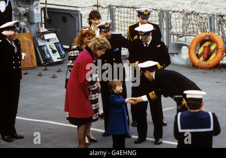 Le prince William serre la main avec le commandant du navire, le capitaine Richard Cobbold, à la fin de la visite du HMS Brazen, sous la surveillance de sa mère, la princesse de Galles (manteau rouge), Sarah Ferguson et son oncle, le prince Andrew (deuxième à droite). Banque D'Images