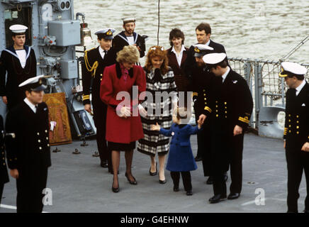 Le prince Andrew tient la main du prince William, son neveu, âgé de trois ans, à bord du HMS Brazen avec la princesse de Galles (manteau rouge), et de Sarah Ferguson (manteau noir et blanc) Banque D'Images