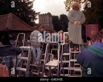 L'église Saint-Jean-Baptiste à Little Marlow, Bucks, le centre de l'attention des médias cet après-midi (dimanche). Le curch du XIIe siècle est le lieu de mariage entre Scary Spice, Mel B, et son danseuse fiancée Jimmy Gulzar. Photo par Andrew Stuart/PA. Voir PA Story SHOWBIZ Spice Banque D'Images