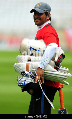 Cricket - npower second Test - Angleterre v Inde - Inde session filets - deuxième jour - Trent Bridge.Le capitaine de l'Inde, Mme Dhoni, lors d'une session de filets à Trent Bridge, Nottingham. Banque D'Images