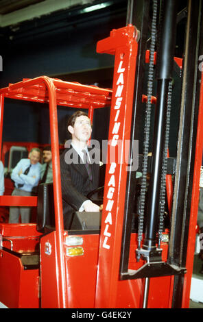 PA NEWS PHOTO FÉVRIER 1979 LE PRINCE CHARLES AUX COMMANDES D'UN CHARIOT ÉLÉVATEUR LORS D'UNE VISITE À L'USINE DE LANSING À BASINGSTOKE. Banque D'Images