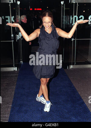 PA NEWS PHOTO 20/09/98 COURONNEMENT STREET STAR ANGELA GRIFFIN ARRIVE À L'ODEON SUR LA PLACE LEICESTER À LONDRES POUR LA PREMIÈRE BRITANNIQUE DU FILM ' IL Y A QUELQUE CHOSE À PROPOS DE MARY '. Banque D'Images