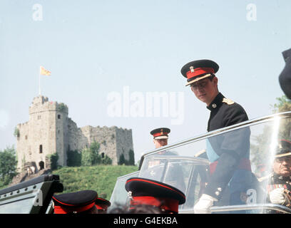 PA NEWS PHOTO JUIN 1969 PRINCE CHARLES EN UNIFORME COMME COLONEL EN CHEF ROYAL REGIMENT OF WALES, ARRIVANT POUR L'INAUGURATION DU RÉGIMENT AU CHÂTEAU DE CARDIFF. Banque D'Images