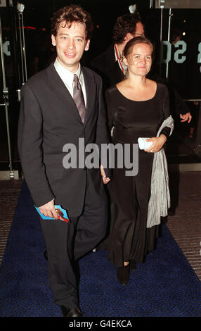 PA NEWS PHOTO 20/09/98 L'ACTEUR DEXTER FLETCHER ET SA FEMME LA DIRECTRICE DE L'OPÉRA LITUANIEN DALIA IBELHAUPTAITE ARRIVENT À L'ODEON SUR LA PLACE LEICESTER À LONDRES POUR LA PREMIÈRE BRITANNIQUE DU FILM "IL Y A QUELQUE CHOSE À PROPOS DE MARY". Banque D'Images