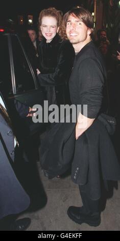 Nicole Kidman, actrice d'origine australienne, et Tom Cruise, mari, quittent le Donmar Warehouse Theatre à Londres ce soir, après la soirée d'ouverture de Mme Kidman dans la salle bleue de David Hare. Voir l'histoire de PA SHOWBIZ Kidman. Photo de Peter Jordan/PA. Banque D'Images