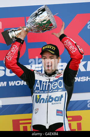 Carlos Checa d'Espagne célèbre sa victoire dans la course 1 du Championnat du monde de Superbike de FIM au circuit Silverstone, Northampton. Banque D'Images