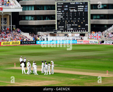 Les joueurs indiens attendent la décision du juge-arbitre pour la course controversée d'Ian Bell lors du deuxième match d'essai de npower à Trent Bridge, Nottingham. Banque D'Images