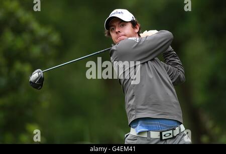 Golf - 2011 Irish Open - quatrième jour - Club de golf et de pêche Killarney.Rory McIlroy, d'Irlande du Nord, débarque au cours du quatrième jour de l'Open d'Irlande au club de golf et de pêche de Killarney Banque D'Images