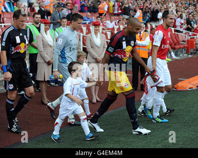 Thierry Henry, de New York Red Bulls, dirige son équipe hors du tunnel lors du match de la coupe Emirates au stade Emirates de Londres. Banque D'Images