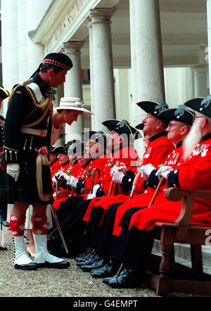 PA NEWS 4/6/92 LE PRINCE ET LA PRINCESSE DE GALLES CHAT AVEC DES RETRAITÉS AU COURS DE LA JOURNÉE DU FONDATEUR PARADE AU ROYAL HOSPITAL, Chelsea, Londres. Banque D'Images