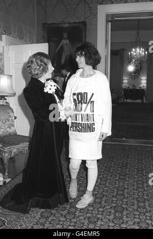 La première ministre Margaret Thatcher accueille la couturier Katharine Hamnet, portant un t-shirt avec un message de protestation sur les missiles nucléaires, au 10 Downing Street, où elle a accueilli une réception pour les designers de la British Fashion week. Banque D'Images