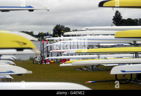 Bateaux empilés à Eton Dorney Rowing Lake à la fin des Championnats du monde juniors d'aviron 2011. Banque D'Images