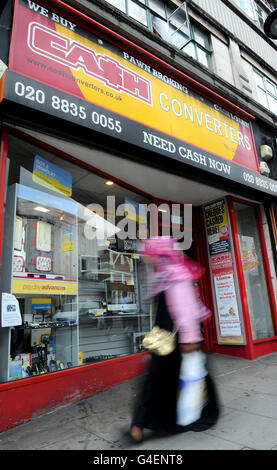 Vue générale d'un magasin Cash Converter sur Central Parade, Streatham High Road, Londres. Cash Converters, qui compte 197 magasins à Londres, a signé un accord avec la police métropolitaine pour partager des informations sur l'or et les marchandises suspectes introduites dans ses magasins. Banque D'Images