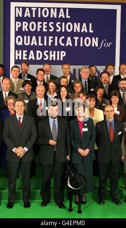 Le Premier ministre Tony Blair (en bas à gauche) et le secrétaire à l'éducation David Blunkett (avec un chien-guide) se sont joints aux enseignants en chef avant le discours de M. Blair à la conférence « Leading for Excellence » pour les nouveaux chefs à Londres aujourd'hui (mardi) au Centre de conférence Queen Elizabeth II. Photo de Peter J Jordan/PA. Banque D'Images