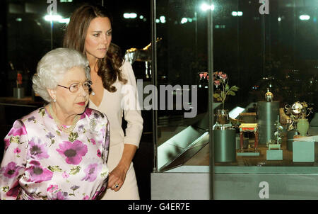 La reine Elizabeth II de Grande-Bretagne avec la duchesse de Cambridge en vue d'une armoire de verre contenant une partie de la collection Royal Faberge, à Buckingham Palace dans le centre de Londres, cet après-midi. Banque D'Images