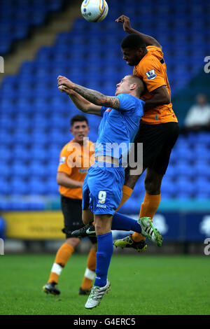 James Collins de Shrewsbury Town (à gauche) bataille pour la possession de la balle dans les airs avec l'Ethan Ebanks-Landell de Wolverhampton Wanderers (à droite) Banque D'Images