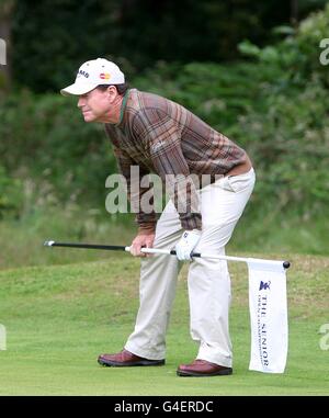 Tom Watson, aux États-Unis, a créé un putt lors de la première manche du championnat Senior Open au club de golf Walton Heath, Surrey. Banque D'Images