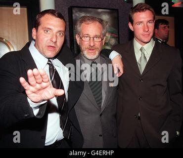 Le réalisateur Steven Spielberg est flanqué de deux stars de son dernier film Tom Sizemore (à gauche) et Edward Burns, à l'Empire de Leicester Square à Londres ce soir (lundi) pour le film du premier ministre britannique de Spielberg, « Saving Private Ryan ». Voir PA Story SHOWBIZ Spielberg. Photo de Stefan Rousseau/PA. Banque D'Images