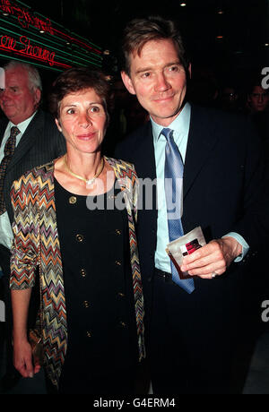 L'ACTEUR ANTHONY ANDREWS ET SA FEMME GEORGINA À LA PREMIÈRE BRITANNIQUE DU DERNIER FILM DE STEVEN SPIELBERG, « SAVING PRIVATE RYAN », SUR LA PLACE LEICESTER À LONDRES. Banque D'Images