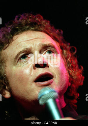 PA NEWS 16/9/98 SIMPLY RED' SINGER Mick Hucknall chante pendant les répétitions LE SOIR AVANT LEUR CONCERT AU Lyceum Theatre, Londres. Banque D'Images