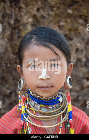 Portrait d'une jeune fille kayaw (BWE) avec crème thanaka sur son nez, yosapra, village de l'État de Kayah, myanmar Banque D'Images