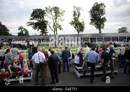 Vue générale sur le défilé de l'hippodrome d'Uttoxeter Banque D'Images