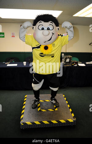 Courses hippiques - nuits d'Uttoxeter - Hippodrome d'Uttoxeter.La mascotte Burton Albion Billy Brewer est pesée avant la course de mascotte Sunflower Sprint à l'hippodrome d'Uttoxeter Banque D'Images