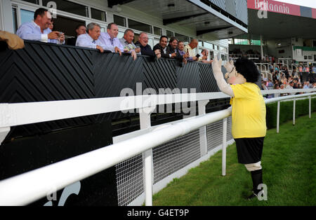 Courses hippiques - nuits d'Uttoxeter - Hippodrome d'Uttoxeter.La mascotte Burton Albion Billy Brewer interagit avec les racteurs après la course de mascotte Sunflower Sprint à l'hippodrome d'Uttoxeter Banque D'Images