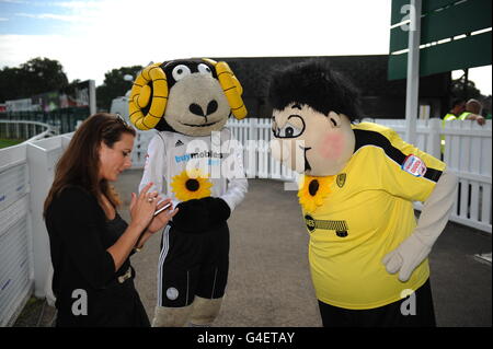 Courses hippiques - nuits d'Uttoxeter - Hippodrome d'Uttoxeter.La mascotte Burton Albion Billy Brewer (à droite) et la mascotte du comté de Derby Rammy the RAM avec la présentatrice ITV Lucy Kite (à gauche) à l'hippodrome d'Uttoxeter Banque D'Images