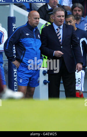 Kenny McDowall, premier entraîneur d'équipe des Rangers (à gauche) et allié du gestionnaire McCoist dans les stands Banque D'Images