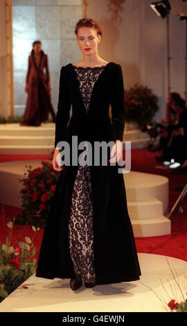 PA NEWS PHOTO 23/9/98 UN MODÈLE SUR LA PASSERELLE LORS DE LA COLLECTION AUTOMNALE/HIVERNALE DE BRUCE OLDFIELD COUTURE. Banque D'Images