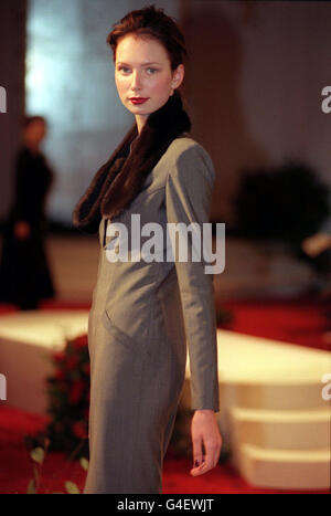 PA NEWS PHOTO 23/9/98 UN MODÈLE SUR LA PASSERELLE LORS DE LA COLLECTION AUTOMNALE/HIVERNALE DE BRUCE OLDFIELD COUTURE. Banque D'Images