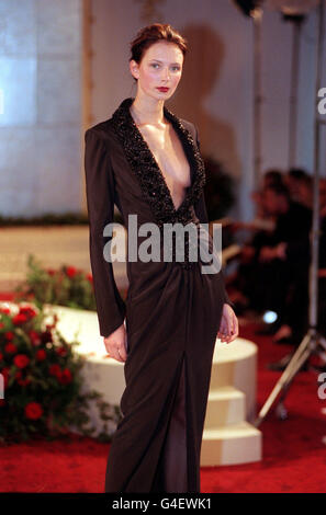 PA NEWS PHOTO 23/9/98 UN MODÈLE SUR LA PASSERELLE LORS DE LA COLLECTION AUTOMNALE/HIVERNALE DE BRUCE OLDFIELD COUTURE. Banque D'Images