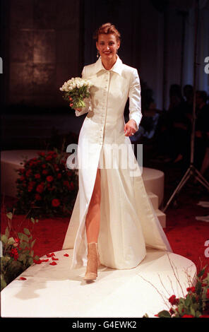 PA NEWS PHOTO 23/9/98 UN MODÈLE SUR LA PASSERELLE LORS DE LA COLLECTION AUTOMNALE/HIVERNALE DE BRUCE OLDFIELD COUTURE. Banque D'Images