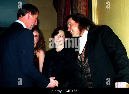 PA NEWS 17/11/94 LE PRINCE DE GALLES, serre la main avec le chanteur Meat Loaf (à droite), ACCOMPAGNÉ DE SA FEMME LESLEY (centre), avant de Meat Loaf'S CONCERT AU PROFIT DE LA PRINCE'S TRUST AU Royal Albert Hall, Londres. Banque D'Images