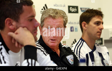 Roy Hodgson, directeur de West Bromwich Albion (au centre), lors de la conférence de presse d'aujourd'hui, au cours de laquelle il a dévoilé le gardien de but Ben Foster (à gauche) et le milieu de terrain Zoltan Gera à leur stade de formation à Walsall. Banque D'Images