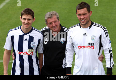 West Bromwich Albion Manager Roy Hodgson (au centre) lors de la conférence de presse d'aujourd'hui, au cours de laquelle il a dévoilé le gardien de but Ben Foster (à droite) et le milieu de terrain Zoltan Gera à leur stade de formation à Walsall. Banque D'Images