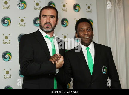 Pele (à droite) et Eric Cantona lors de l'annonce du livre officiel New York Cosmos Opus - qui pèse 37 kilos et contient 852 pages - à l'hôtel Dorchester dans le centre de Londres. Banque D'Images