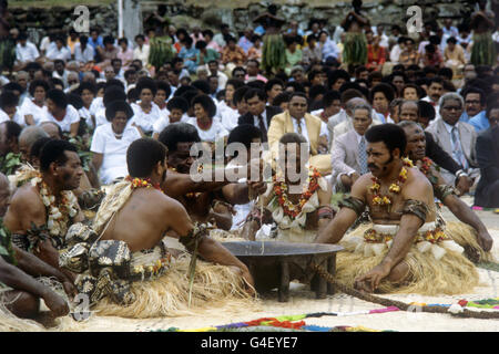 Des chefs de haut rang sur l'île fidjienne de Bau préparant la boisson Kava pour la Reine. Kava, un médicament mélangé à de l'eau est avalé dans un seul tirage et seulement quand la tasse de noix de coco est vraiment vide, les foules applaudissent. Banque D'Images