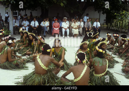 La reine Elizabeth II et le duc d'Édimbourg regardent des danseurs qui exécutent la danse du stickdance à l'école King George V de Tarawa, capitale de Kiribati. Banque D'Images