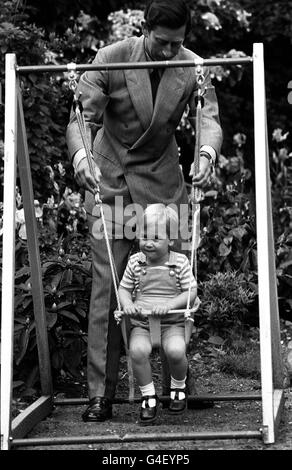 Un moment de père et de fils pour le prince Charles et le prince William dans leur jardin à Kensington Palace, Londres, sept jours avant le deuxième anniversaire du prince William. Sa mère, la princesse de Galles, attend son deuxième enfant en septembre. Banque D'Images