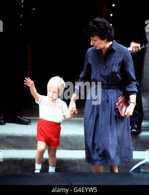 PA News 16/9/84: Le Prince William se fait une vague devant la foule alors qu'il quitte l'aile Lindo de l'hôpital St. Mary's, Londres, avec sa nounou Barbara Barnes, après avoir passé environ 20 minutes à rendre visite à sa mère la princesse de Galles et à son nouveau-frère, le prince Harry. Son père, le Prince de Galles, est resté plusieurs heures. Banque D'Images