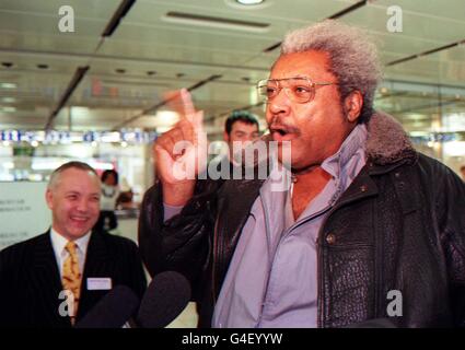 Le promoteur américain Don King, plus grand que nature, a rencontré le directeur de boxe Frank Maloney (à gauche), qui représente le champion WBC Lennox Lewis, à Londres aujourd'hui (lundi), après que M. King ait fait une déclaration directe, il va donner au monde le titre de match qu'il exige - Lennox Lewis contre Evander Holyfield. Photo de Toby Melville. Banque D'Images