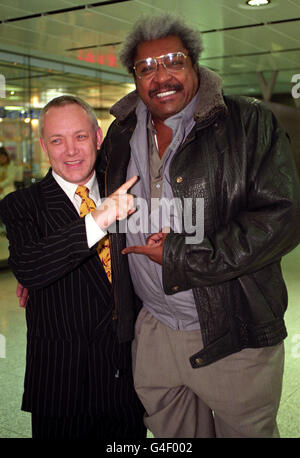 Don King, un promoteur américain plus grand que nature, a eu raison de rencontrer le directeur de boxe Frank Maloney, qui représente le champion de WBC Lennox Lewis, à Londres, après que M. King ait fait une déclaration directe, il va donner au monde le titre de match qu'il exige - Lennox Lewis contre Evander Holyfield. Banque D'Images