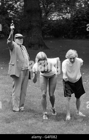 PA NEWS PHOTO 5/7/78 MME VERA SEARLE (droite), DÉTENTEUR DU RECORD DU MONDE DU 250 mètres et 440 COURSES DE COUR DANS LES ANNÉES 1920, ET MME DONNA HARTLEY (centre) à 400 mètres BRITANNIQUE ACTUEL DÉTENTEUR DU RECORD, DÉMONTRER LES DIFFÉRENTES TECHNIQUES ET DE ROBE QUI ONT DÉVELOPPÉ EN ATHELETICS PENDANT CE TEMPS. Banque D'Images