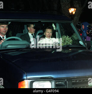 Le commandant Tim Laurence et la princesse royale, avec son fils Peter Phillips, partent après leur mariage à l'église Craithie près de Balmoral. Banque D'Images