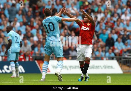 Football - FA Community Shield - Manchester City / Manchester United - Wembley Stadium.Les esprits se sont emmenés entre Edin Dzeko de Manchester City et Oliveira Anderson de Manchester United (à droite) Banque D'Images