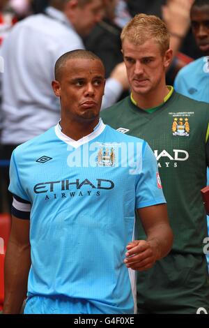 Football - FA Community Shield - Manchester City / Manchester United - Wembley Stadium.Joe Hart et Vincent Kompany (à gauche), les footballeurs de Manchester City abaissent les marches de Wembley, après le coup de sifflet final Banque D'Images