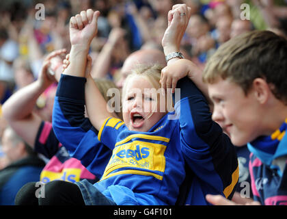 Les fans de Leeds Rhinos célèbrent la victoire de leurs équipes lors du match de demi-finale de la Carnegie Challenge Cup au Keepmoat Stadium, Doncaster. Banque D'Images