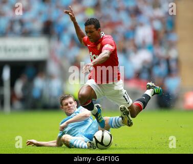 Football - FA Community Shield - Manchester City / Manchester United - Wembley Stadium.Luis Nani de Manchester United (à droite) passe un défi de James Milner de Manchester City Banque D'Images